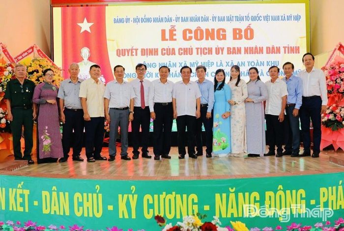 Các đồng chí lãnh đạo, nguyên lãnh đạo tỉnh và đại biểu chụp ảnh lưu niệm tại Lễ công bố Quyết định công nhận xã Mỹ Hiệp là xã An toàn khu.