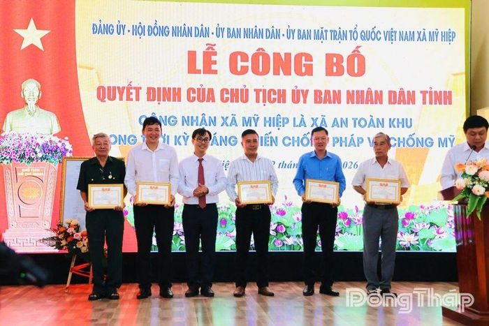 Lãnh đạo xã Mỹ Hiệp trao Giấy khen cho các cá nhân có nhiều đóng góp trong quá trình xây dựng hồ sơ và phát huy truyền thống xã An toàn khu. 