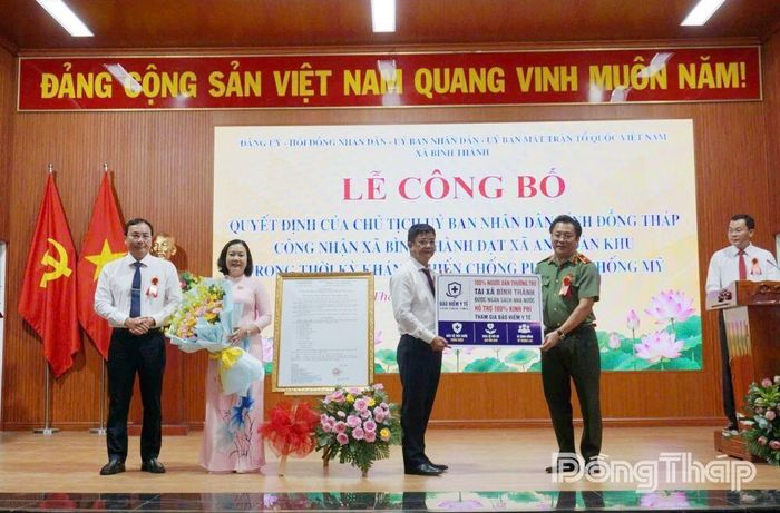 Thiếu tướng Lâm Phước Nguyên trao Quyết định công nhận Bình Thành là xã An toàn khu và trao biển tượng trưng hỗ trợ 100% kinh phí tham gia bảo hiểm y tế cho người dân xã An toàn khu.