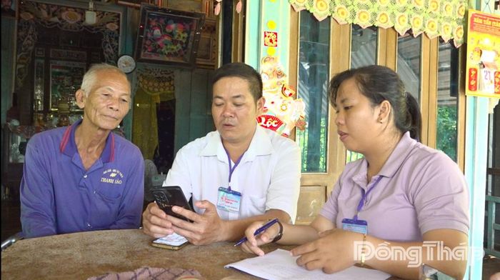 Ngay sau lễ ra mắt, các tổ công tác đi đến từng địa bàn để hỗ trợ người dân cài đặt và sử dụng các tiện ích số.