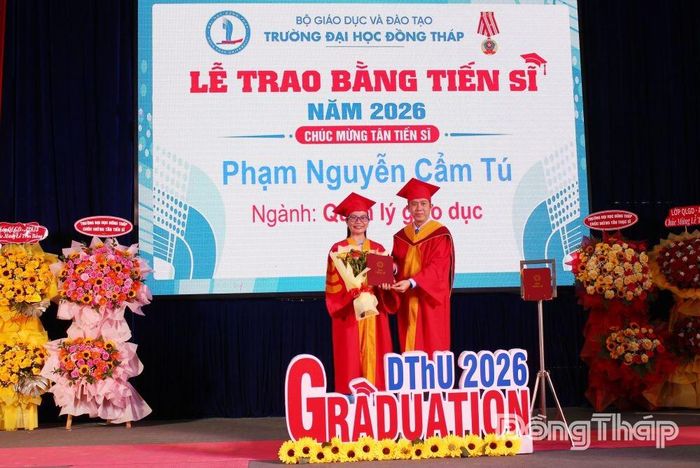 TS. Trương Tấn Đạt, Hiệu trưởng Trường Đại học Đồng Tháp trao bằng tiến sĩ ngành Quản lý giáo dục.