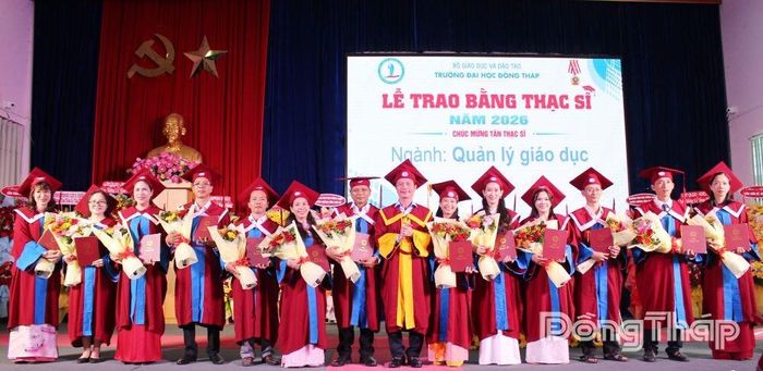 TS. Nguyễn Quốc Vũ, Phó Hiệu trưởng Trường Đại học Đồng Tháp trao bằng thạc sĩ ngành Quản lý giáo dục.