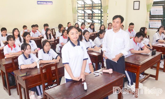 Các em học sinh Trường THCS Lê Ngọc Hân chia sẻ tâm trạng háo hức, phấn khởi trong ngày đầu tựu trường năm học 2026 - 2027.