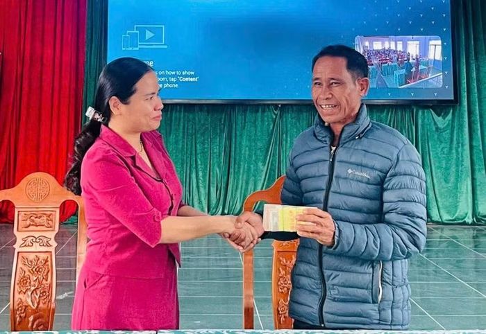  Đại diện hộ gia đình nhận tiền bồi thường. Ảnh: Thúy Diện 