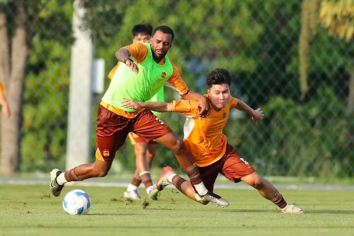  Julio Cesar (trái) được kỳ vọng sẽ thay thế cho Jairo. Ảnh: Hoàng Tùng 