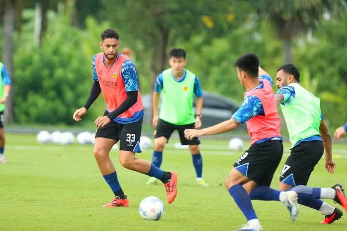  Trung vệ Robson Ries có chiều cao lên đến 1,95 m. Ảnh: Hoàng Tùng 