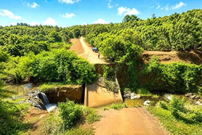  Cầu làng Mít Kom I (xã Ia O) bị gãy làm đôi, gây khó khăn cho việc đi lại, cần được đầu tư xây dựng mới. Ảnh: Hà Duy 