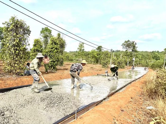  Nhiều công trình hạ tầng ở nông thôn cần được đầu tư, nâng cấp. Ảnh: Hà Duy 