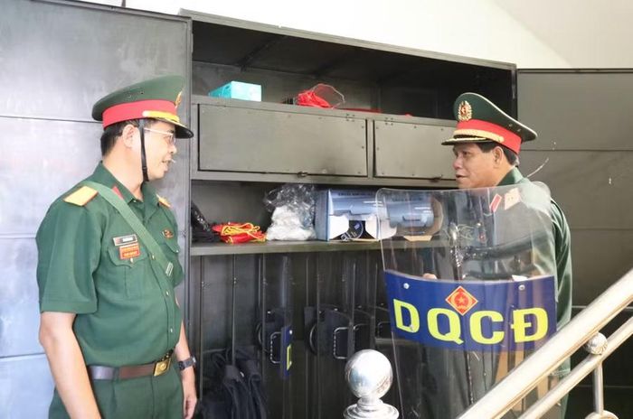  Thiếu tướng Niê Ta - Phó Tham mưu trưởng Quân khu kiểm tra công cụ hỗ trợ đối với lực lượng dân quân của phường Quy Nhơn Bắc. Ảnh: T.P 