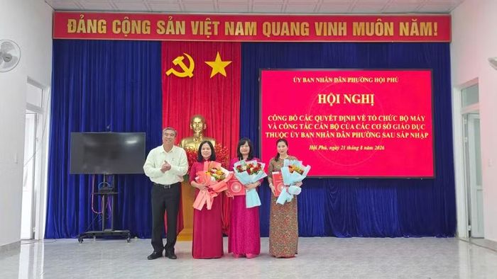 Chủ tịch UBND phường Hội Phú Vũ Mạnh Định trao quyết định bổ nhiệm cán bộ quản lý các trường sau sáp nhập. Ảnh: Bá Bính 