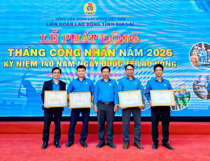  Năm 2026, anh Chu Xuân Trường (thứ 2 từ trái sang) được Liên đoàn Lao động tỉnh Gia Lai tặng Bằng khen vì có thành tích xuất sắc trong lao động, sản xuất và công tác; được biểu dương trong Tháng Công nhân. Ảnh: NVCC 