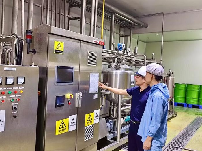  Anh Chu Xuân Trường trao đổi với đồng nghiệp, kiểm tra quy trình vận hành thiết bị tại nhà máy. Ảnh: M.C 