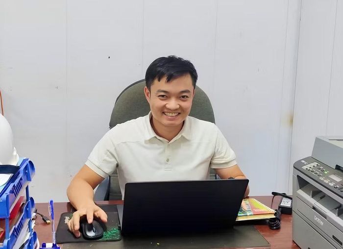  Anh Chu Xuân Trường trong giờ làm việc tại đơn vị. Ảnh: M.C 