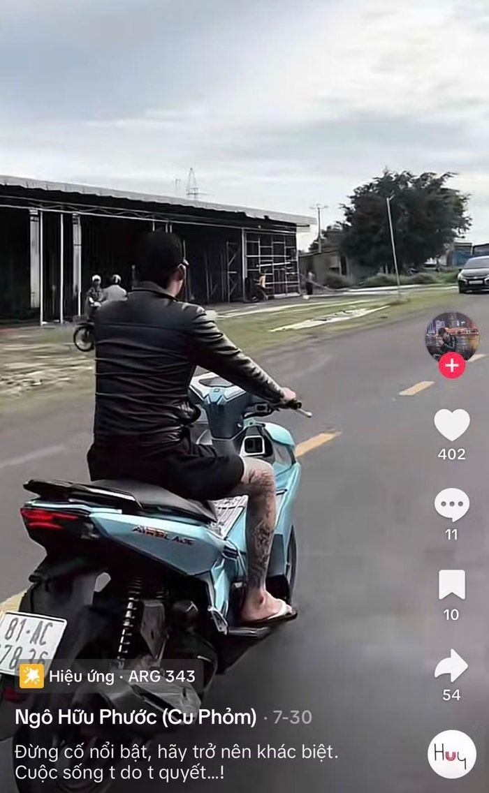 P. tự đăng các clip không đội mũ bảo hiểm lên tài khoản TikTok cá nhân. Ảnh chụp màn hình