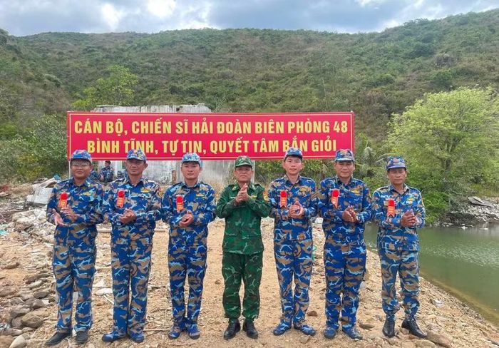  Chỉ huy Hải đoàn Biên phòng 48 tặng hoa bắn giỏi cho cán bộ, chiến sĩ đạt thành tích xuất sắc trong kiểm tra bắn đạn thật. Ảnh: H.P 