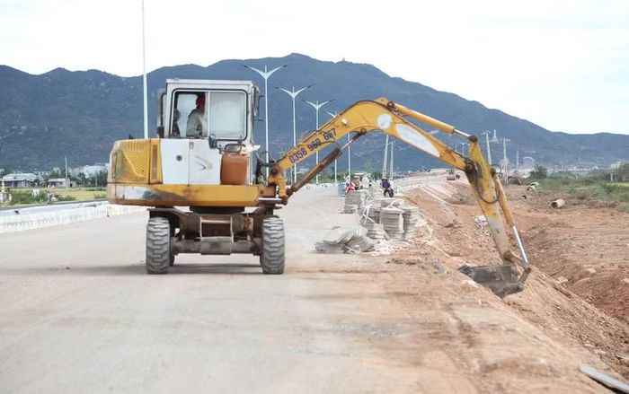 Nhà thầu tiếp tục thi công hoàn thiện các hạng mục trên tuyến đường ven biển, đoạn Cát Tiến - Diêm Vân. Ảnh: T.Sỹ