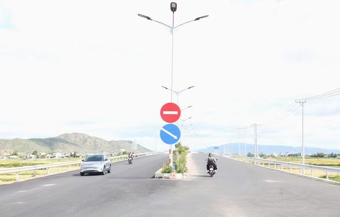 Hiện 2/3 chiều dài tuyến đường ven biển, đoạn Cát Tiến - Diêm Vân đã được thảm bê tông nhựa C19. Ảnh: T.Sỹ