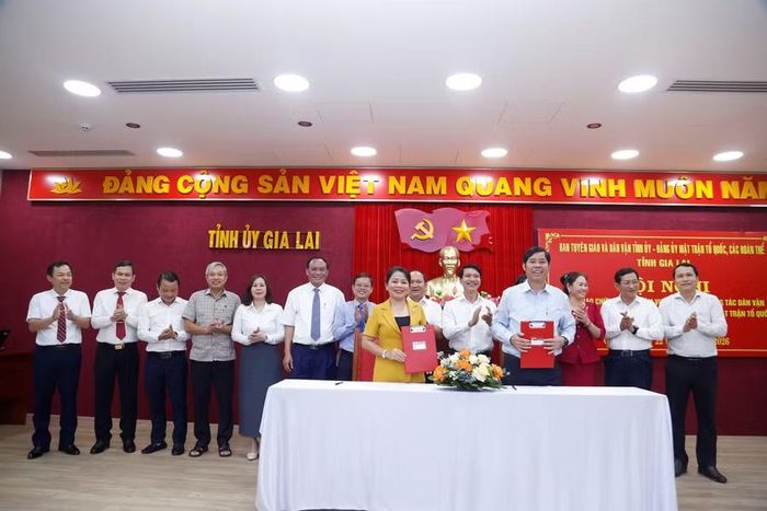  Lãnh đạo Ban Tuyên giáo và Dân vận Tỉnh ủy cùng Đảng ủy MTTQ ký biên bản bàn giao các nội dung theo quyết định của Tỉnh ủy. Ảnh: H.P 