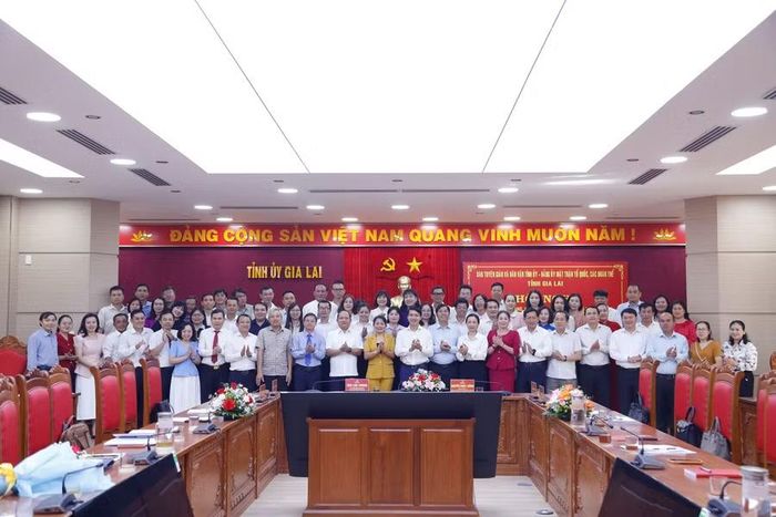  Các đại biểu tham dự hội nghị chụp ảnh lưu niệm. Ảnh: H.P 