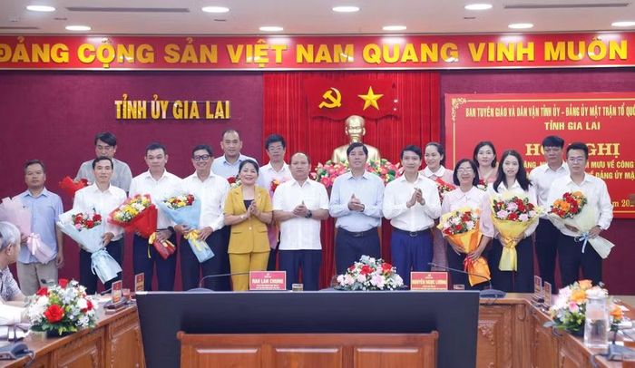  Thường trực Tỉnh ủy tặng hoa chúc mừng các đồng chí được điều chuyển, nhận nhiệm vụ tại Đảng ủy MTTQ, các đoàn thể tỉnh. Ảnh: H.P 