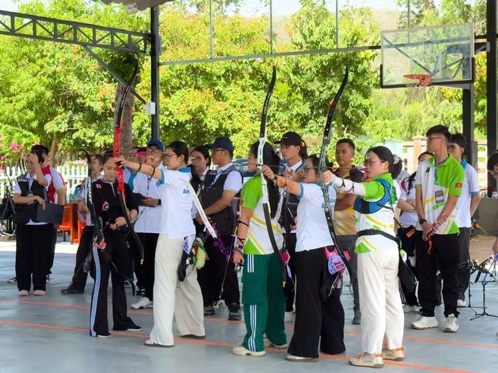 Các cung thủ thi đấu nội dung toàn năng nữ cự ly 15 m. Ảnh: D.L