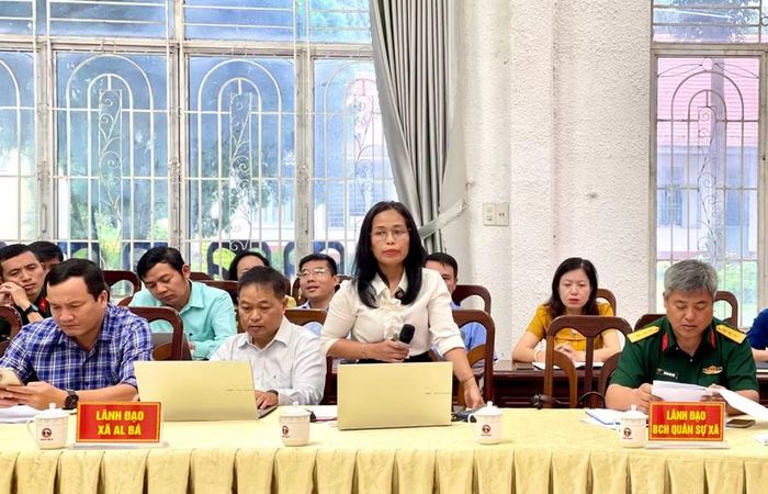  Lãnh đạo xã Al Bá kiến nghị một số vấn đề liên quan đến phát triển kinh tế - xã hội. Ảnh: Vũ Thảo 