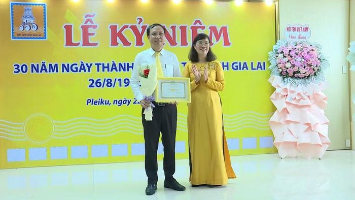  Hội Tem Việt Nam tặng giấy khen cho Hội Tem Gia Lai vì có nhiều đóng góp trong hoạt động và phong trào sưu tập tem. Ảnh: Duy Linh 