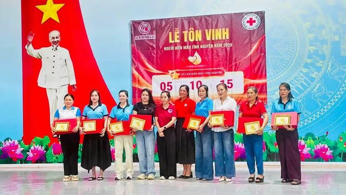  Ban Chỉ đạo vận động HMTN xã Ia Grai phối hợp với Câu lạc bộ tình nguyện viên Máu nóng Ia Grai ghi nhận, biểu dương 16 cá nhân có thành tích HMTN. Ảnh: Như Nguyện 