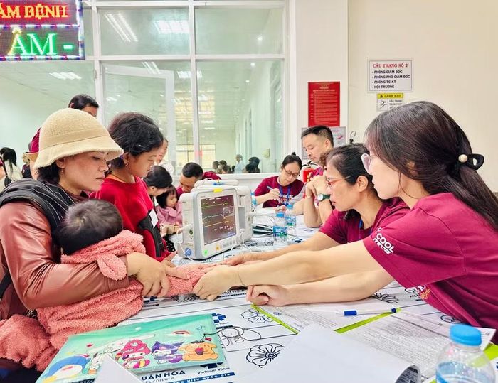 Gần 150 trẻ mang khiếm khuyết khe hở môi, hàm ếch và các dị tật hàm mặt khác được khám sàng lọc tại Chương trình phẫu thuật nụ cười sáng 21-8. Ảnh: Như Nguyện