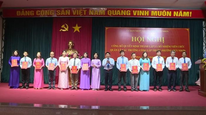  Lãnh đạo phường Quy Nhơn trao quyết định bổ nhiệm cho viên chức quản lý các trường công lập sau sắp xếp. Ảnh: Dũng Nhân 