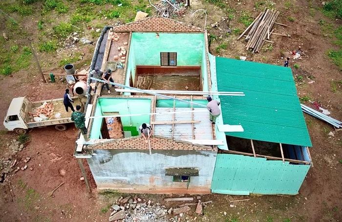 Gió lốc làm tốc mái, hư hỏng nhiều căn nhà của người dân làng Bía Ngó. Ảnh: M.P 