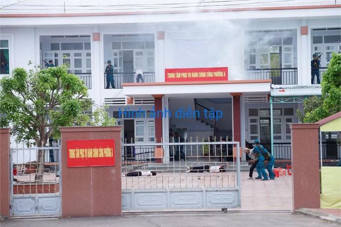 Thực binh sử dụng đạn hơi, quả nổ đề mục “Trung đội dân quân cơ động đánh chiếm lại mục tiêu”. Ảnh: H.P