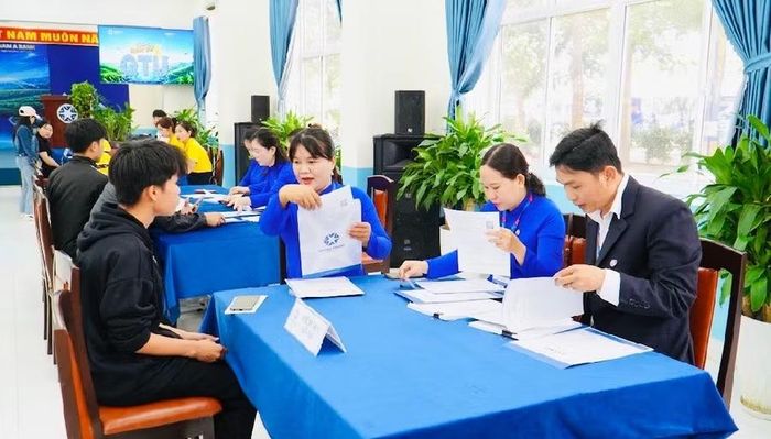  Cán bộ, giảng viên hướng dẫn sinh viên làm thủ tục nhập học. Ảnh Trần Dung 
