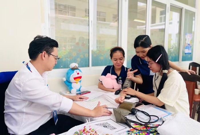  Tân sinh viên trải nghiệm ngành học trong ngày đầu tiên. Ảnh: Trần Dung 