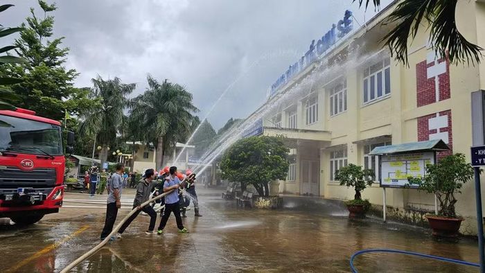 Thực tập phương án chữa cháy, CNCH tại Trung tâm Y tế Chư Sê. Ảnh: Thế Mạnh