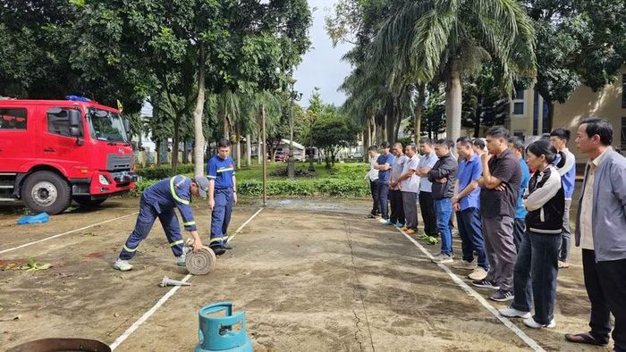 Cán bộ Phòng Cảnh sát PCCC và CNCH hướng dẫn sử dụng thiết bị PCCC cho lực lượng cơ sở tại Trung tâm Y tế Chư Sê. Ảnh: Thế Mạnh