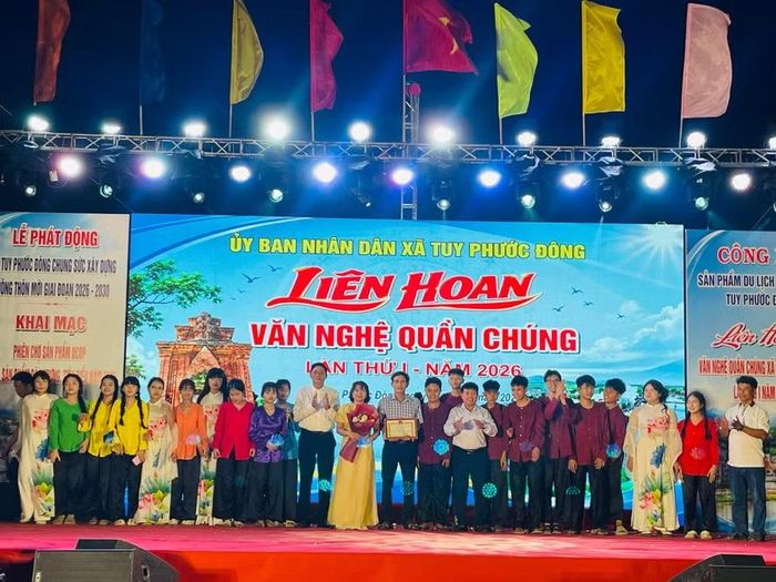 Lãnh đạo xã Tuy Phước Đông trao giải nhất cho thôn Lạc Điền. Ảnh: Phan Tuấn 