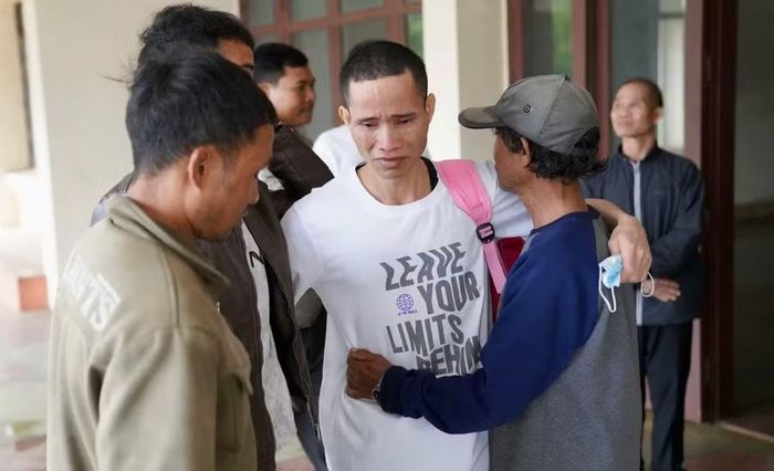 Những giọt nước mắt đoàn tụ với gia đình sau nhiều năm lưu lạc nơi đất khách. Ảnh: T.T
