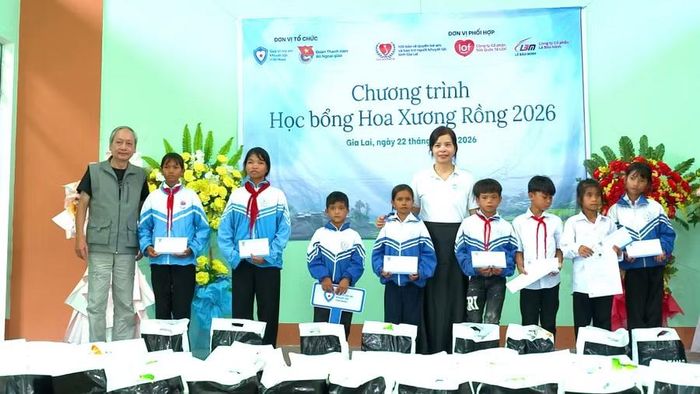  Đại diện Quỹ Vì trẻ em khuyết tật Việt Nam trao học bổng cho các em học sinh khuyết tật. ﻿Ảnh: Minh Trung 