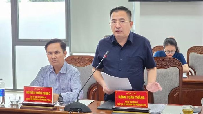  Chủ tịch phường Pleiku Đặng Toàn Thắng báo cáo tại buổi làm việc. Ảnh: B.B 