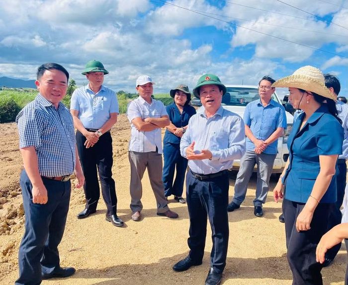  Phó Chủ tịch Thường trực UBND tỉnh Nguyễn Tuấn Thanh (hàng đầu, thứ 2 từ trái sang) trao đổi với lãnh đạo xã Đak Pơ về dự án đường vành đai phía Bắc thị trấn Đak Pơ. Ảnh: P.D 