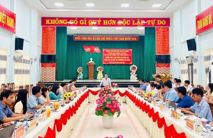  Quang cảnh buổi làm việc tại hội trường xã Đak Pơ. Ảnh: P.D 
