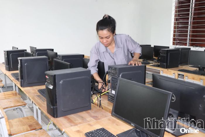 Giáo viên Trường Tiểu học Diên Khánh Phân hiệu 4 kiểm tra lại phòng máy vi tính.