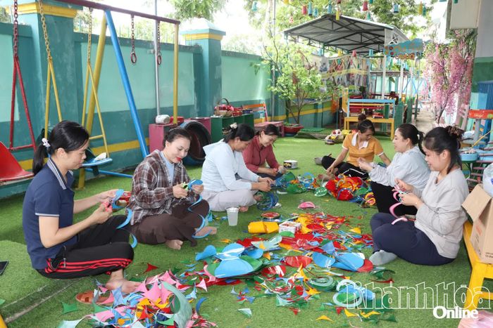 Các giáo viên Trường Mầm non 2 tháng 8 (xã Khánh Vĩnh) làm đồ chơi cho học sinh.