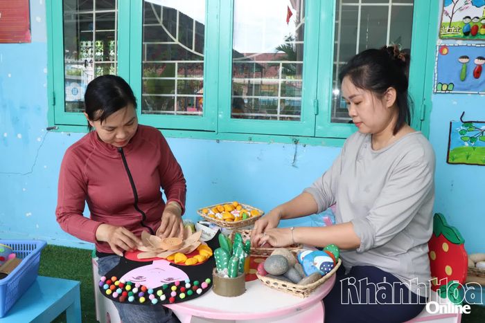 Giáo viên Trường Mầm non 2 tháng 8 (xã Khánh Vĩnh) sắp xếp đồ dùng dạy và học.