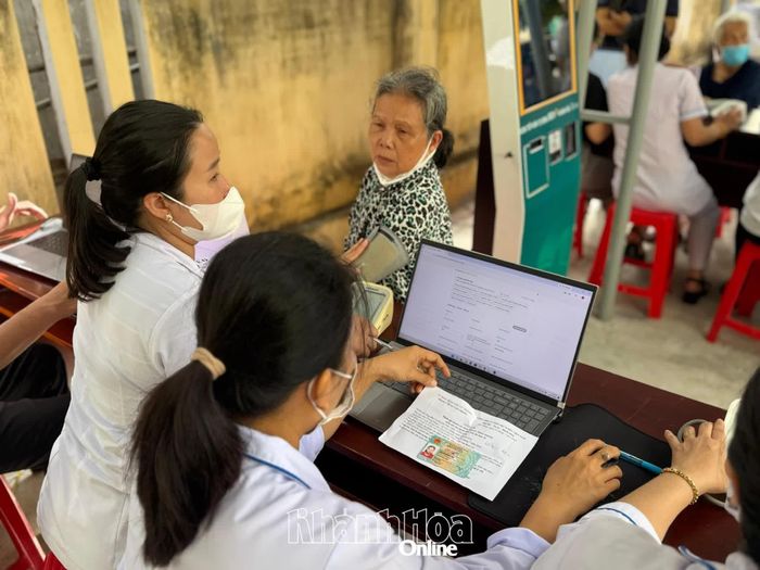 Cán bộ y tế cập nhật thông tin người dân xã Vạn Thắng đến khám lên bệnh án điện tử.