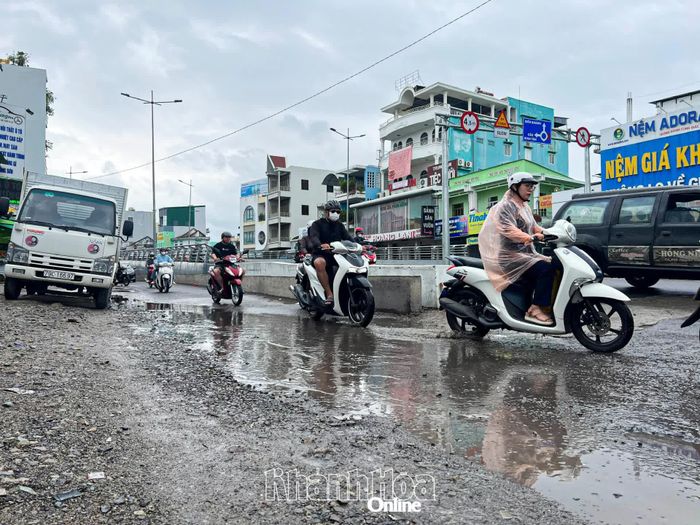 Người dân vất vả di chuyển trên đường gom tầng mặt đất.