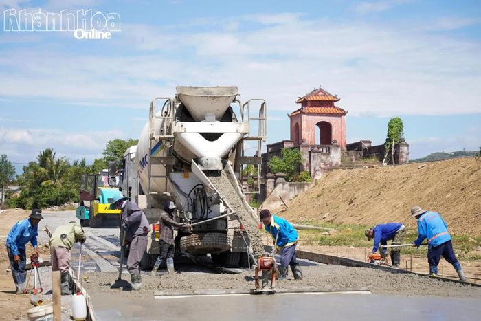 Công nhân thi công hạng mục công trình tu bổ, tôn tạo Thành cổ Diên Khánh.