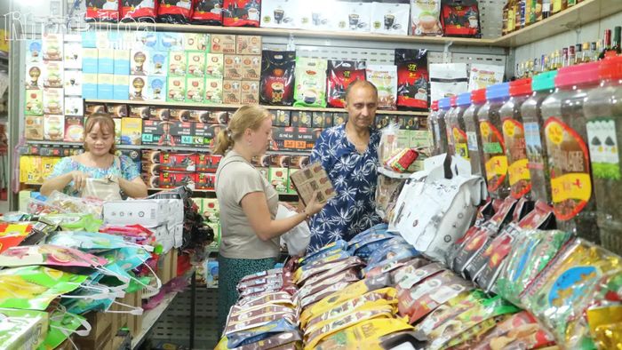 Gian hàng cà phê tại chợ Đầm thu hút khách nước ngoài mua sắm.