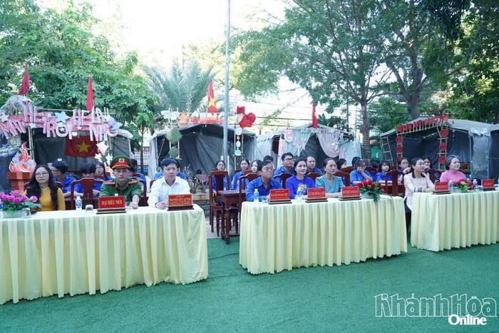 Các đại biểu tham dự lễ khai mạc.
